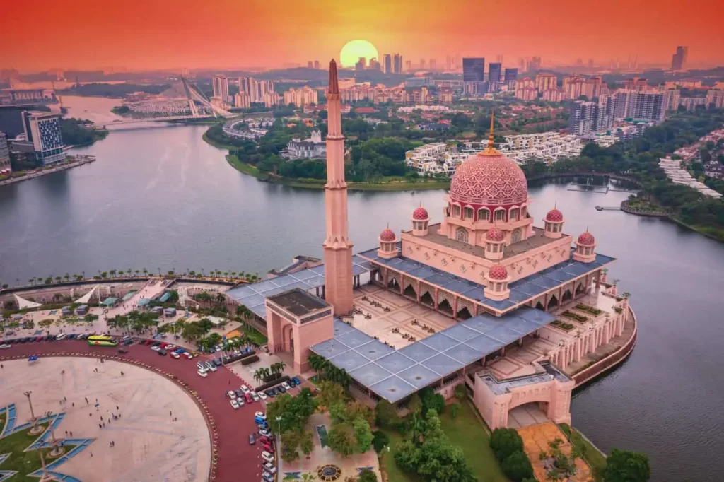 Pemandangan Masjid Putrajaya dari jauh