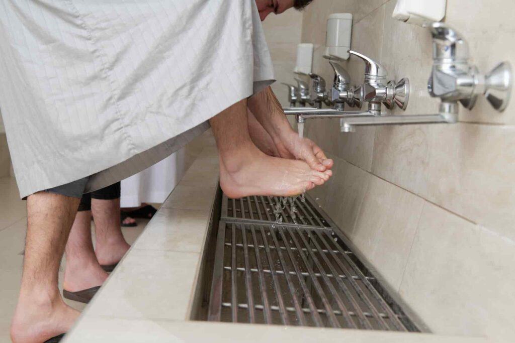 Panduan berwuduk - membasuh kaki dengan betul