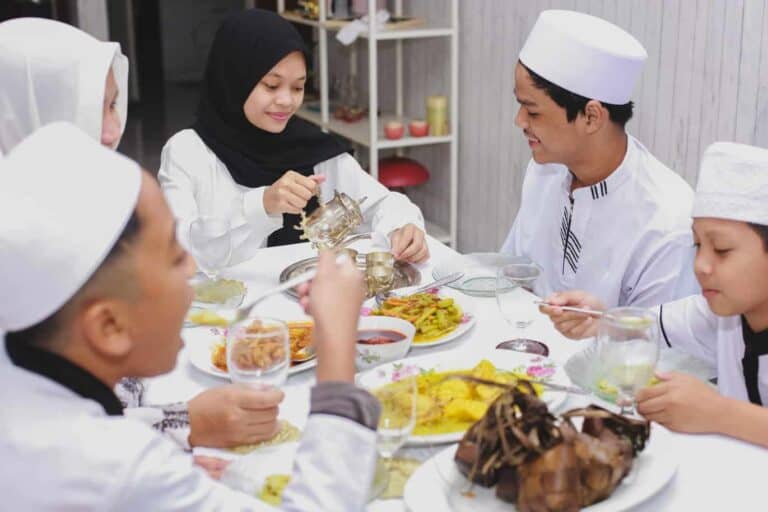 Antara kelebihan bulan ramadhan ialah dapat bersama keluarga.
